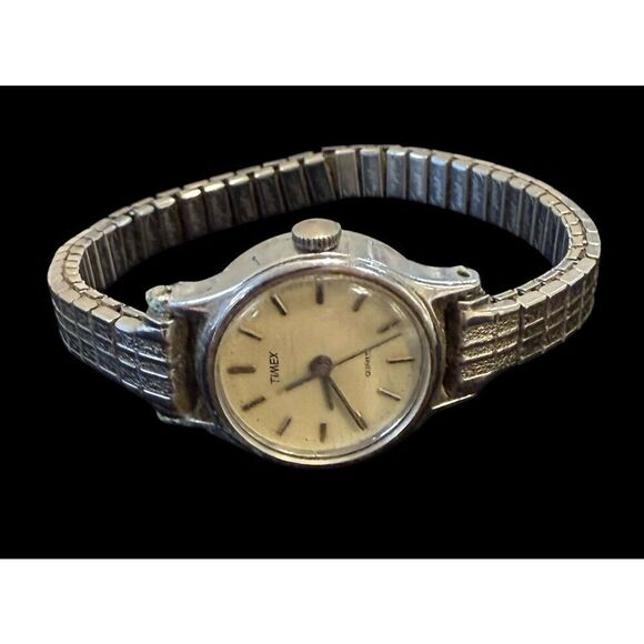 Vintage Timex Q Ladies Wristwatch Quartz 1970’s Classic - Picture 3 of 6